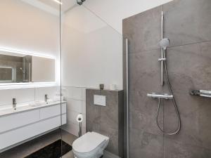une salle de bain avec douche et toilettes dans l'établissement Apartment Bergblick Deluxe by Interhome, à Altenmarkt im Pongau