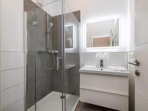 une salle de bain avec douche et lavabo dans l'établissement Apartment Bergblick Deluxe by Interhome, à Altenmarkt im Pongau