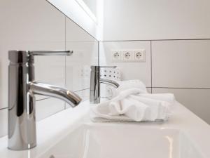 un lavabo de salle de bain avec un robinet et des serviettes dans l'établissement Apartment Bergblick Deluxe by Interhome, à Altenmarkt im Pongau 24 autres photos