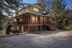 Casa grande con porche y balcón. en Better at the Lake Home with Private Dock, en Groveland