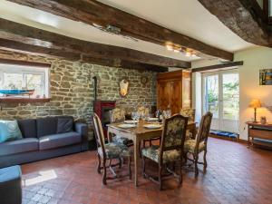 Una sala de estar con una mesa y sillas y un sofá. en Holiday Home Maison Duquesne by Interhome, en Concarneau
