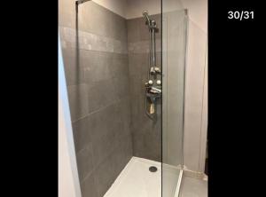 Ванная комната в Luxueux pavillon grande suites familiales 4 Pax avec grand jardin et balcon +27 фотографий