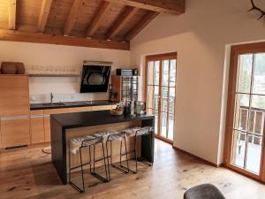 Kuhinja oz. manjša kuhinja v nastanitvi Chalet Vista dal Dragun by Interhome