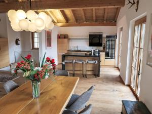 Kuhinja oz. manjša kuhinja v nastanitvi Chalet Vista dal Dragun by Interhome