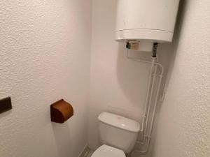 Baño pequeño con aseo y tanque de agua en Appartement T2, 4 pers, bord de plage, Parking privé, Lave-linge - FR-1-81-274, en Le Barcarès