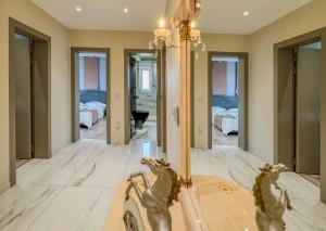 A bed or beds in a room at GF Luxury Villa with indoor pool -Afytos Még 24 kép