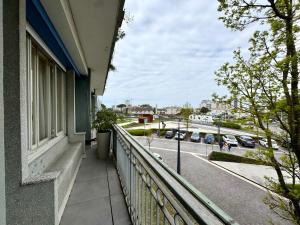 einen Balkon eines Gebäudes mit Straßenblick in der Unterkunft Falz 1 Family Apartments - Carraro Immobiliare Jesolo in Lido di Jesolo