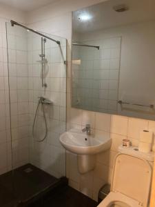 Bilik mandi di The Gallery Apartment-Kings