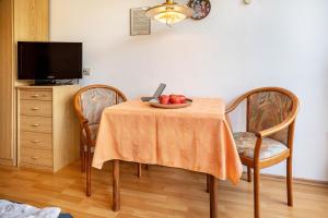TV a/nebo společenská místnost v ubytování Ferienwohnung Adrion