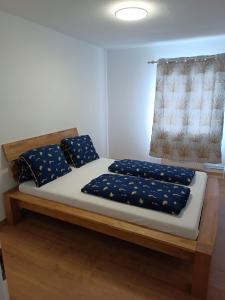 Postel nebo postele na pokoji v ubytování Swiss Alpine view apartment