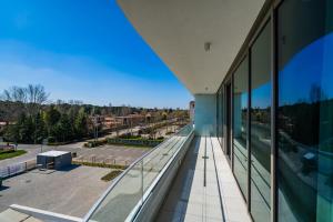 een uitzicht vanaf het balkon van een gebouw bij MyFlat Wave Premium40 Apartment in Siófok +35 foto's