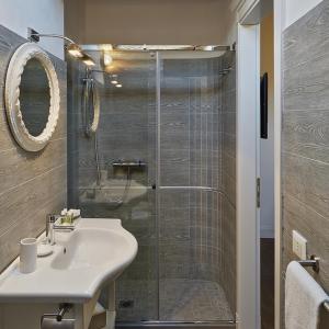 La salle de bains est pourvue d'un lavabo et d'une douche. dans l'établissement M Club De Luxe B&B, à Ravenne