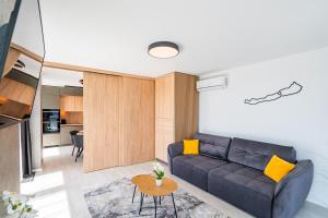 een woonkamer met een bank en een tafel bij MyFlat Wave Premium40 Apartment in Siófok