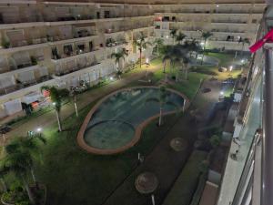 布兹尼盖Appartement vue panoramique的享有带游泳池的庭院的顶部景致