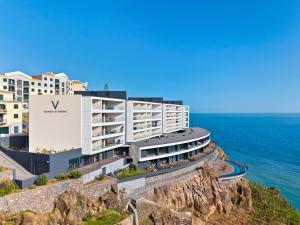 カマラ・デ・ロボスにあるOceanfront Elegance Madeira Retreatの海辺にあるホテルのレンダリング