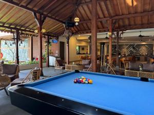 Biliár nebo kulečník v ubytování Aveon Hotel Yogyakarta by Daphna Management