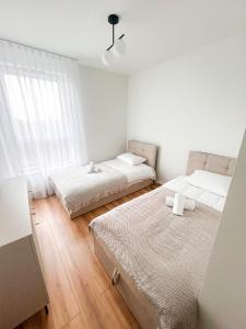 Łóżko lub łóżka w pokoju w obiekcie Apartamenty Novomiejska 17