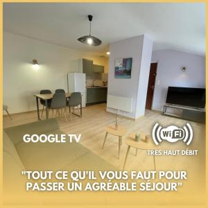 TV a/nebo společenská místnost v ubytování L'olive- centre Ardres- fibre- 2 lits
