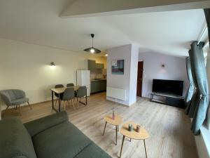 TV a/nebo společenská místnost v ubytování L'olive- centre Ardres- fibre- 2 lits + 22 fotografií