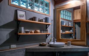 a kitchen with a counter with a bowl on a sink at Charming Cosy Chirripó Mountain Riverfront Cottage in Canaán +51 photos