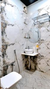 Koupelna v ubytování Hotel Shivsudhaa