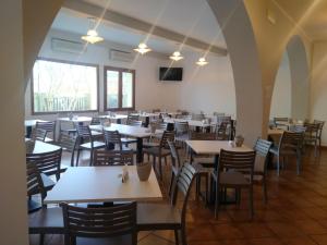 Restoran või mõni muu söögikoht majutusasutuses Hotel Magnolia