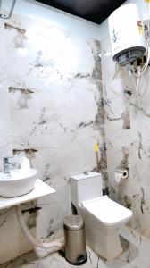 Koupelna v ubytování Hotel Shivsudhaa