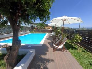 A piscina em ou perto de Quinta do Chafariz