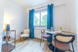 Posezení v ubytování L'Ecrin de la Guierle - 1 Chambre