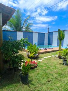 un cortile con piscina e piante di Casa de praia a Ilhéus