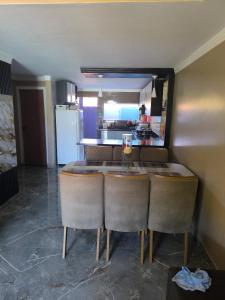 una cucina con un tavolo e sedie in una stanza di Casa de praia a Ilhéus Altre 16 foto