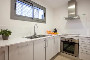 Kuchyň nebo kuchyňský kout v ubytování Lugaris Rambla Apartments