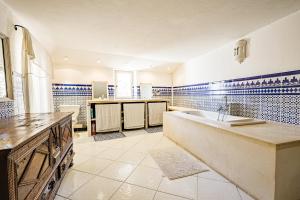 Kuchyň nebo kuchyňský kout v ubytování Maison de village avec vue panoramique proche Gordes + 35 fotografií