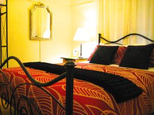 En eller flere senge i et værelse på Eugenie Cottage 1930s Art Deco