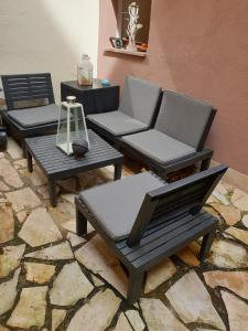 un grupo de sillas y mesas sobre una alfombra en Fewo Altstadtperle Aschaffenburg, en Aschaffenburg 2 fotos más