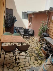 Un patio con mesas y sillas sobre un suelo de piedra. en Fewo Altstadtperle Aschaffenburg, en Aschaffenburg