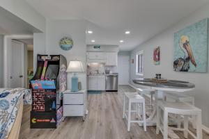 Kuchyň nebo kuchyňský kout v ubytování Boardwalk 301 by Carolina Beach Realty