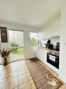 Nhà bếp/bếp nhỏ tại Ferienwohnung Rheinpanorama Lülsdorf +7 ảnh