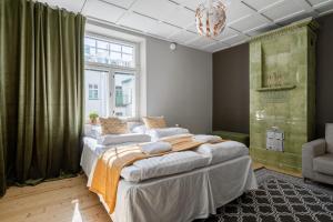 坦佩雷Unique Renovated Studio with Perfect Location的有两张床和一扇窗户的卧室