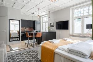 坦佩雷Unique Renovated Studio with Perfect Location的一间带大床的卧室和一间厨房