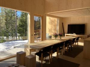 a large dining room with a long table and chairs at Havu Resort Laajavuori - Luksushuvila keskellä suomalaista metsää, Jyväskylä in Jyväskylä +17 photos