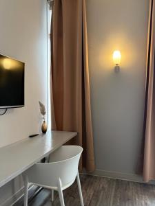 TV a/nebo společenská místnost v ubytování Hôtel De Paris