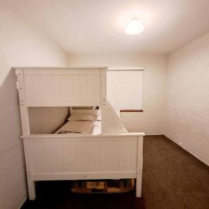 Una litera blanca en una habitación pequeña en Sandy Shores Family Pool & Beach Villa with Spa!, en Mandurah