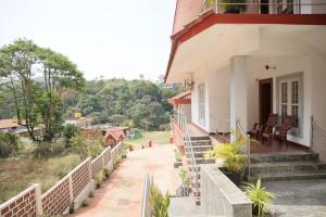 Hotel Yajna Comforts的阳台或露台