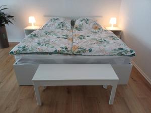 Bad ÜberkingenにあるFerienwohnung Maurerの白いテーブル付きのベッド1台