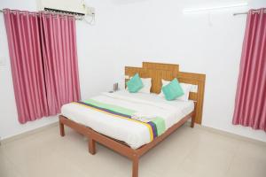 Hotel Yajna Comforts客房内的一张或多张床位
