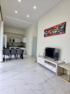 Kuchyň nebo kuchyňský kout v ubytování AV Villa Yogyakarta