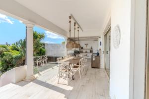a kitchen and dining room with a table and chairs at Casa Blanca in Manilva