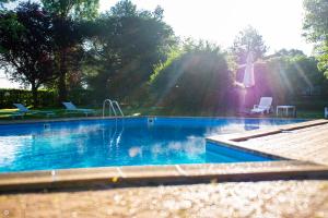 Bazén v ubytování Le relais fleuri, Hôtel et restaurant Logis - Avallon nebo v jeho okolí
