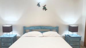 a bedroom with a blue bed with two night stands at Acogedor Apartamento 302 con Balcón in Santa Marta